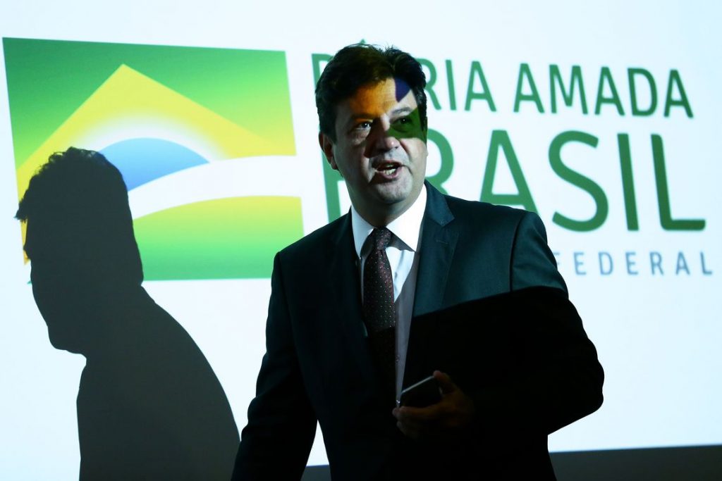 Ministro confirma primeiros casos suspeitos de coronavírus no Brasil
